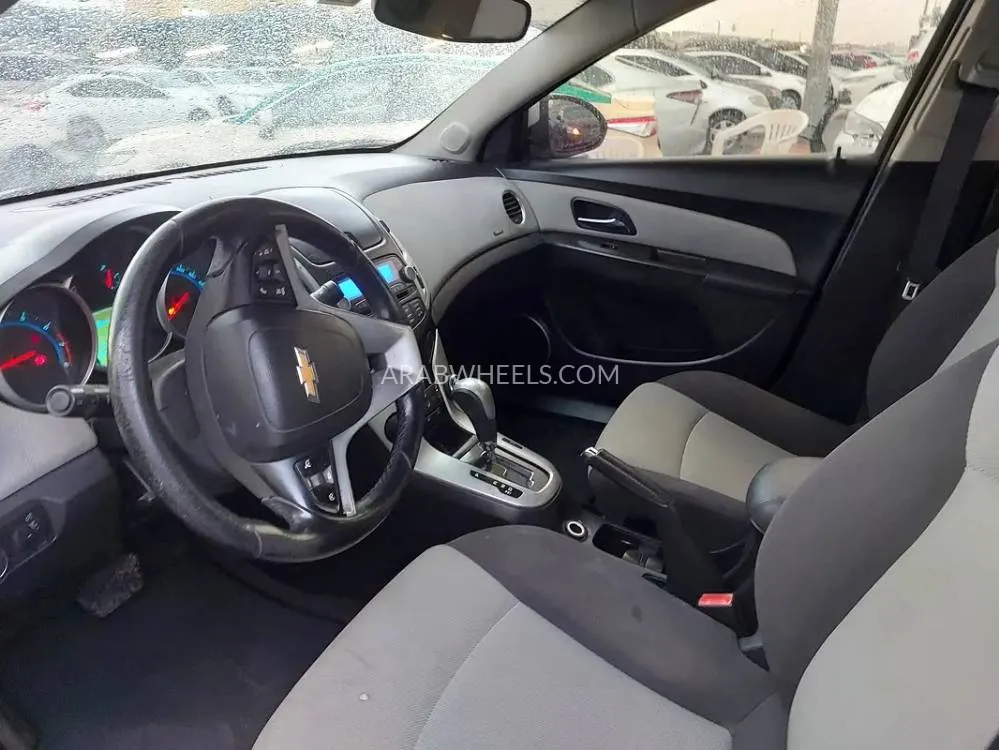 Chevrolet Cruze 2017 for Sale in Sharjah Image-2