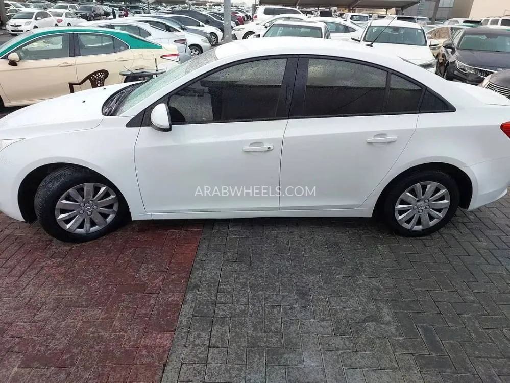 Chevrolet Cruze 2017 for Sale in Sharjah Image-3