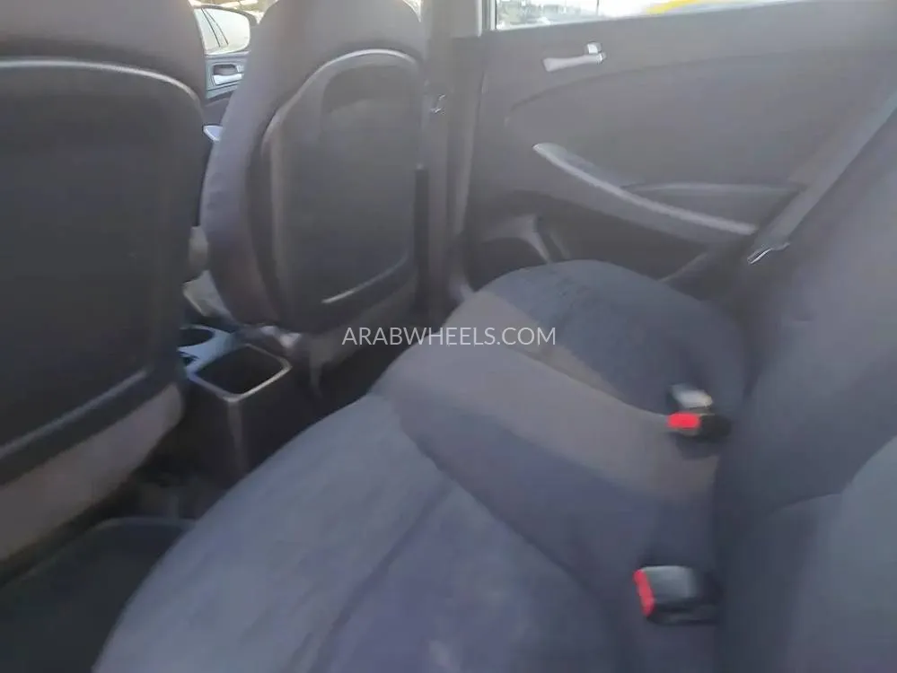 Hyundai Accent 2016 for Sale in Sharjah Image-3