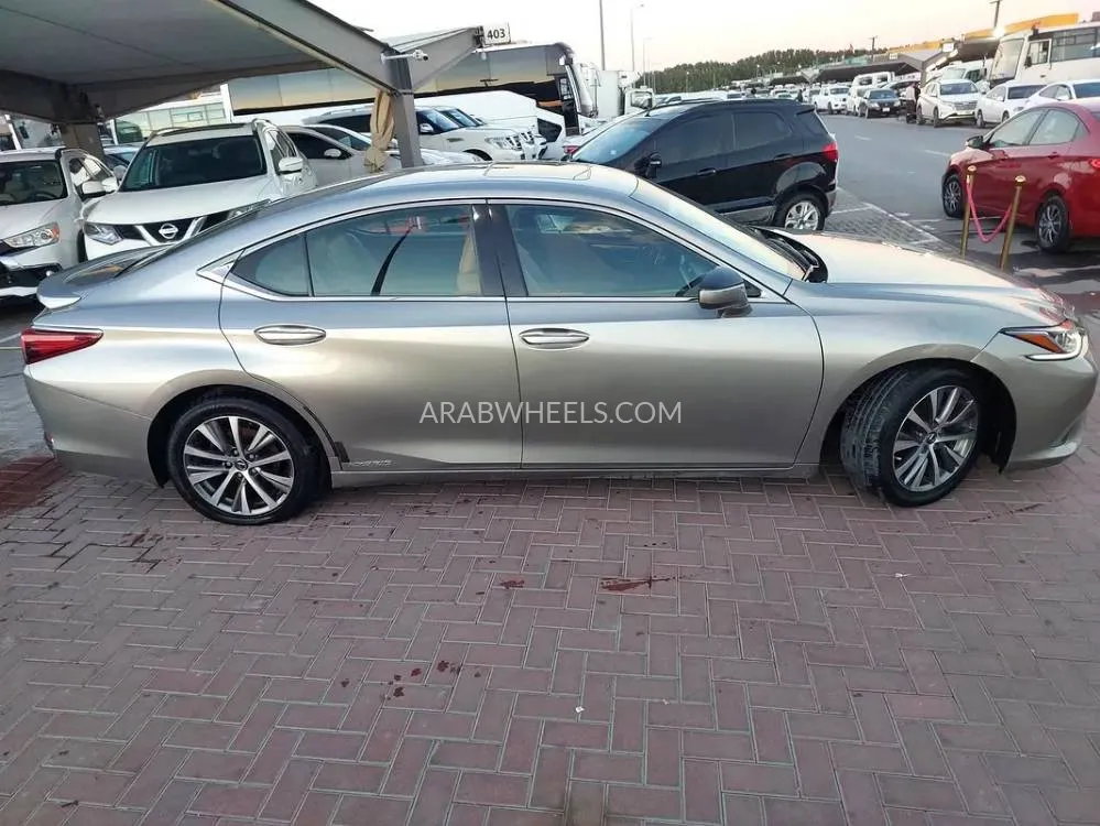 Lexus ES 2019 for Sale in Sharjah Image-8