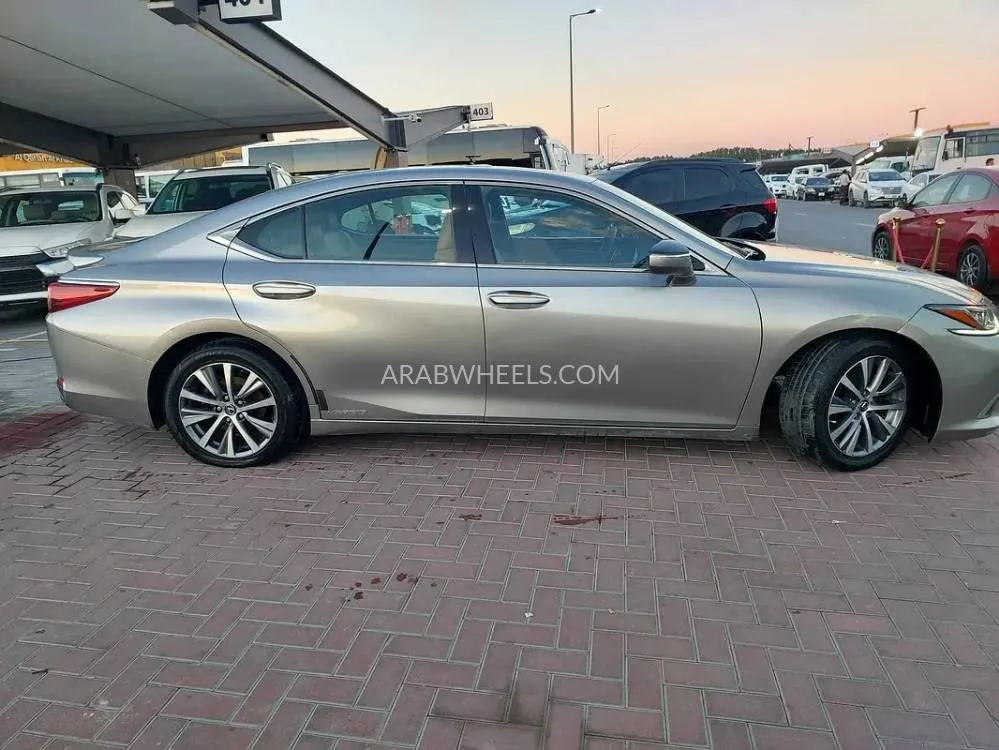 Lexus ES 2019 for Sale in Sharjah Image-14