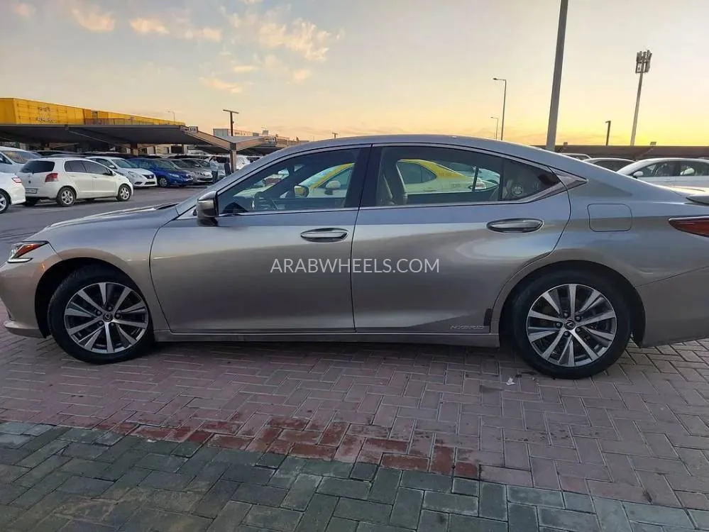 Lexus ES 2019 for Sale in Sharjah Image-19
