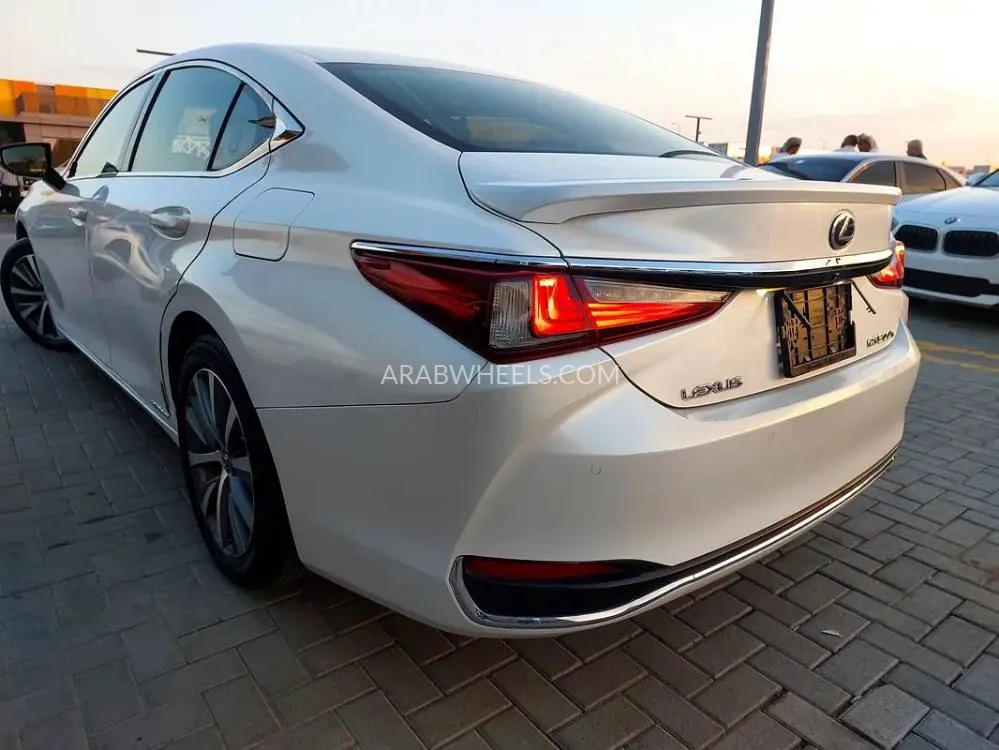Lexus ES 2019 for Sale in Sharjah Image-4