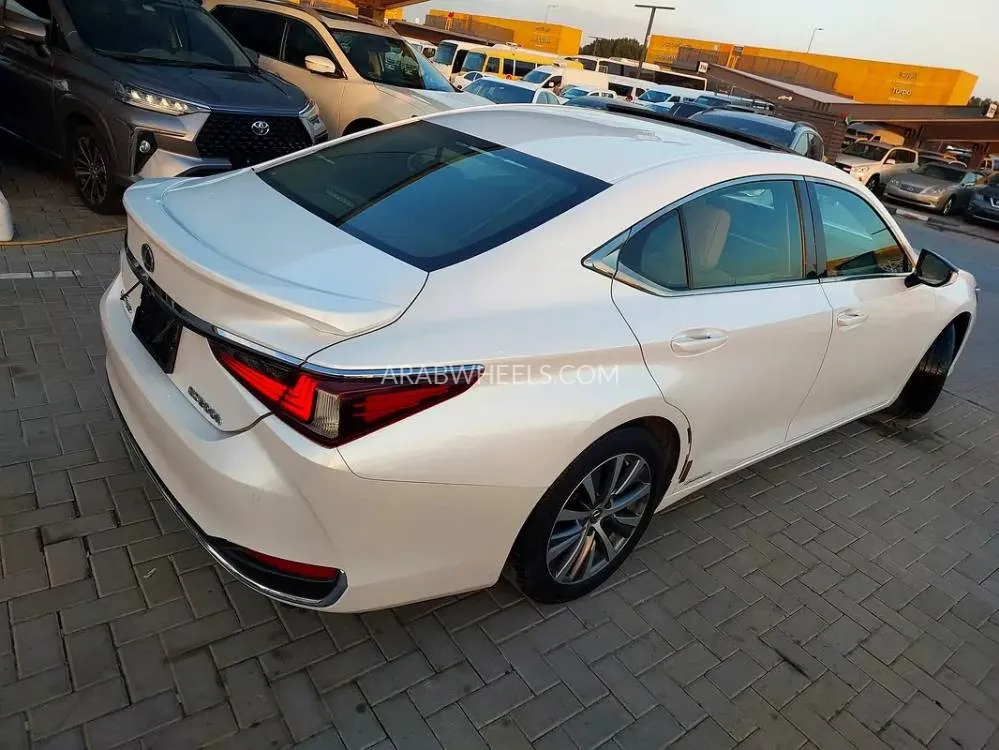 Lexus ES 2019 for Sale in Sharjah Image-11