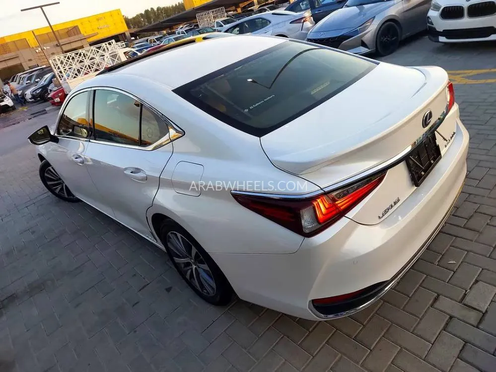 Lexus ES 2019 for Sale in Sharjah Image-20