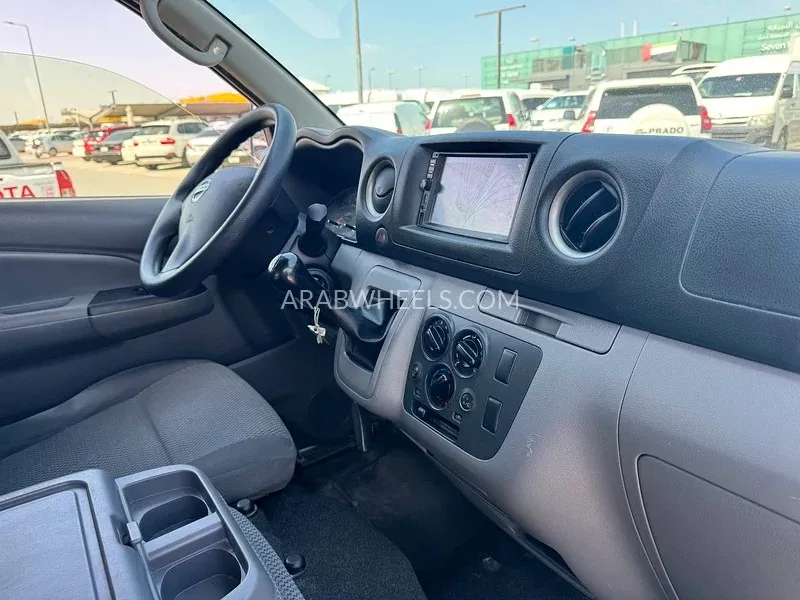 Nissan Urvan 2021 for Sale in Sharjah Image-7
