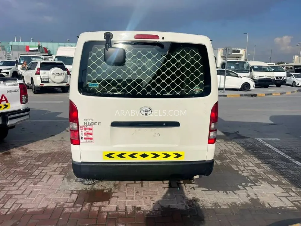 Toyota Hiace 2022 for Sale in Sharjah Image-4