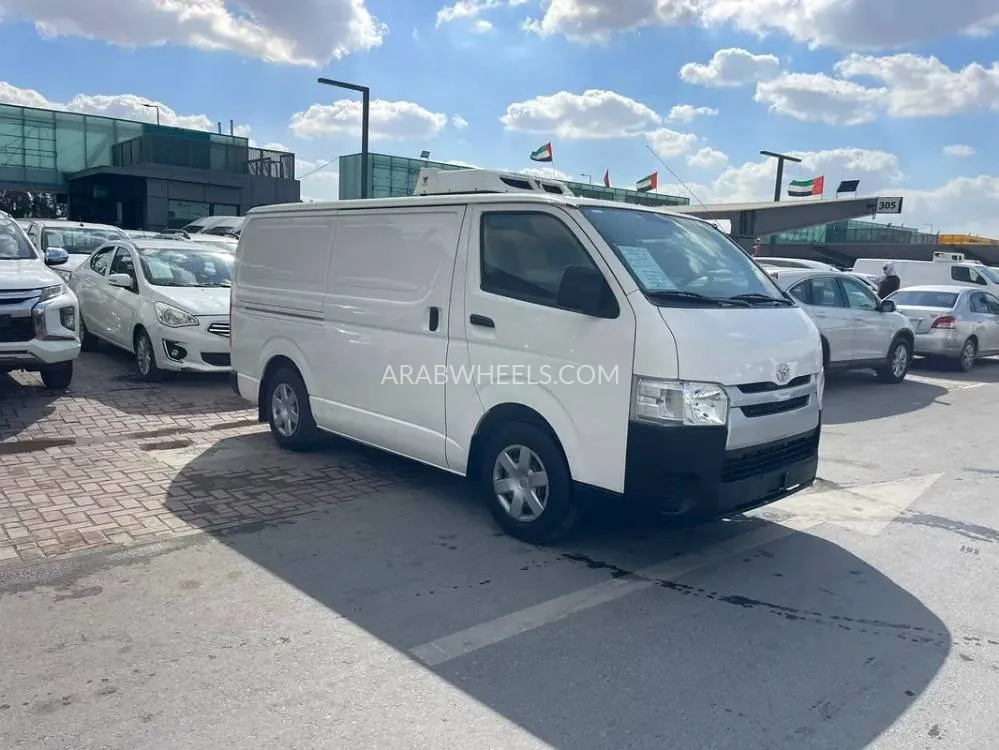 Toyota Hiace 2022 for Sale in Sharjah Image-4