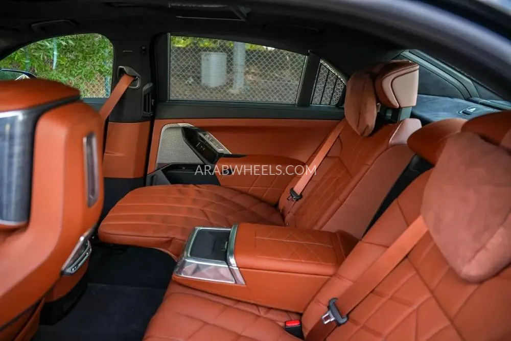 بي إم دبليو الفئة السابعة 2026 for Sale in الشارقة Image-13