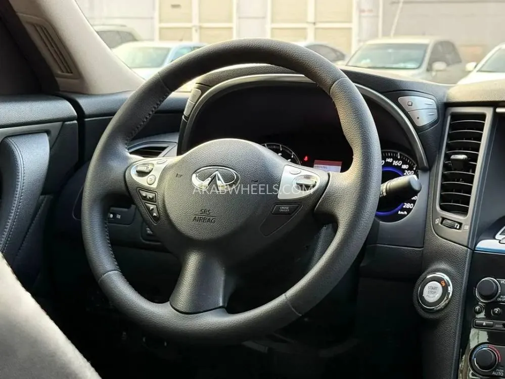 إنفينيتي QX70 2018 for Sale in الشارقة Image-10