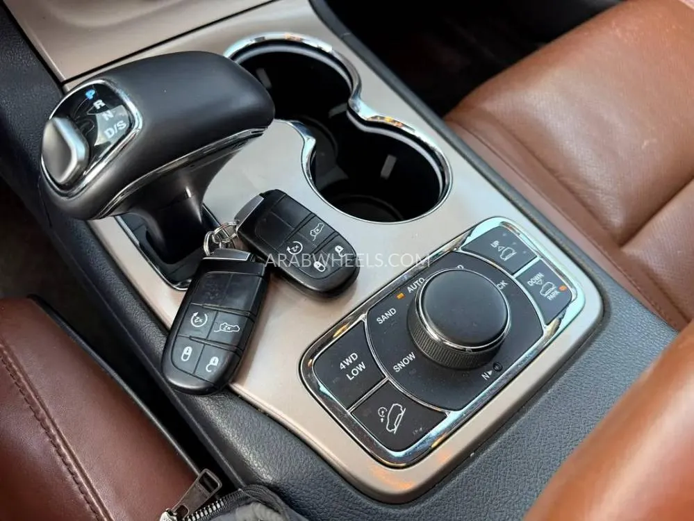 Jeep Cherokee 2015 for Sale in Sharjah Image-10