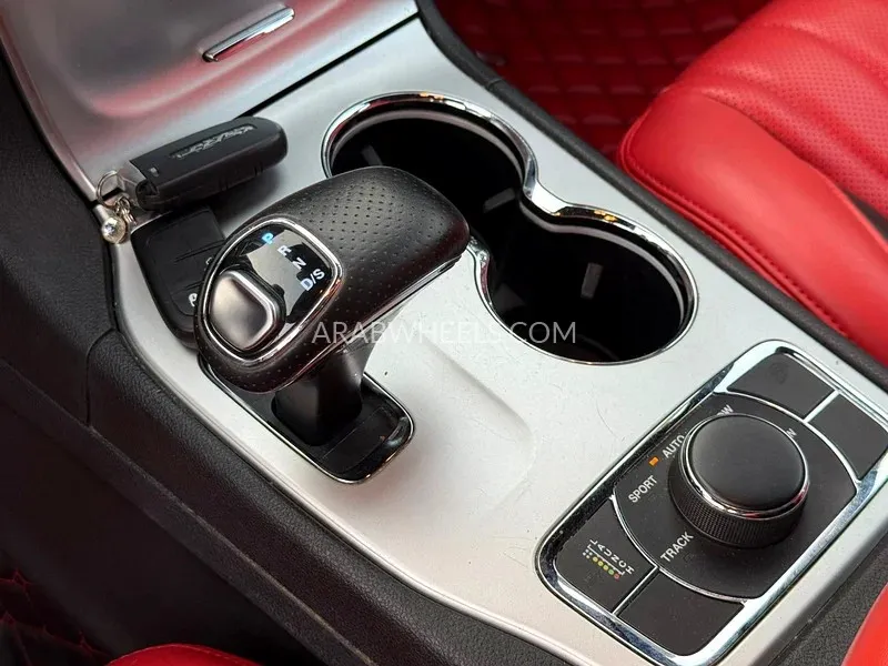 Jeep Cherokee 2015 for Sale in Sharjah Image-16