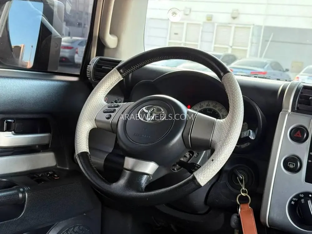 Toyota FJ Cruiser 2009 for Sale in Sharjah Image-2