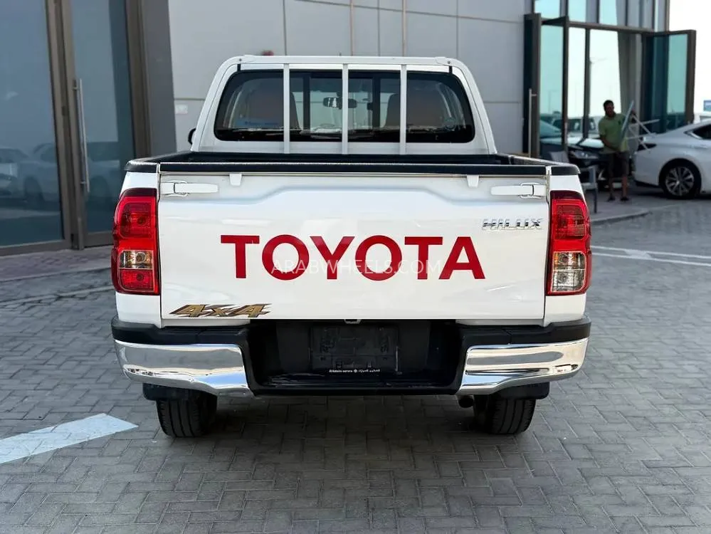 Toyota Hilux 2024 for Sale in Sharjah Image-7