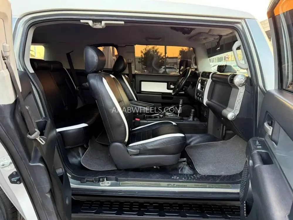 Toyota FJ Cruiser 2015 for Sale in Abu Dhabi Image-5