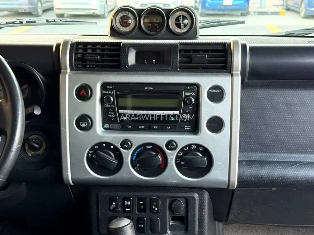 Toyota FJ Cruiser 2015 for Sale in Abu Dhabi Image-14