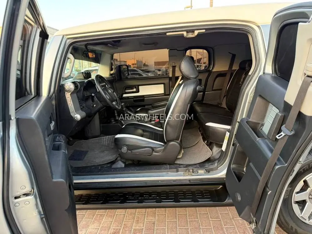 Toyota FJ Cruiser 2015 for Sale in Abu Dhabi Image-15