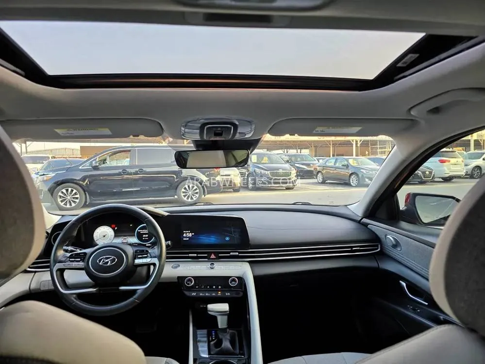 Hyundai Elantra 2023 for Sale in Ajman Image-4