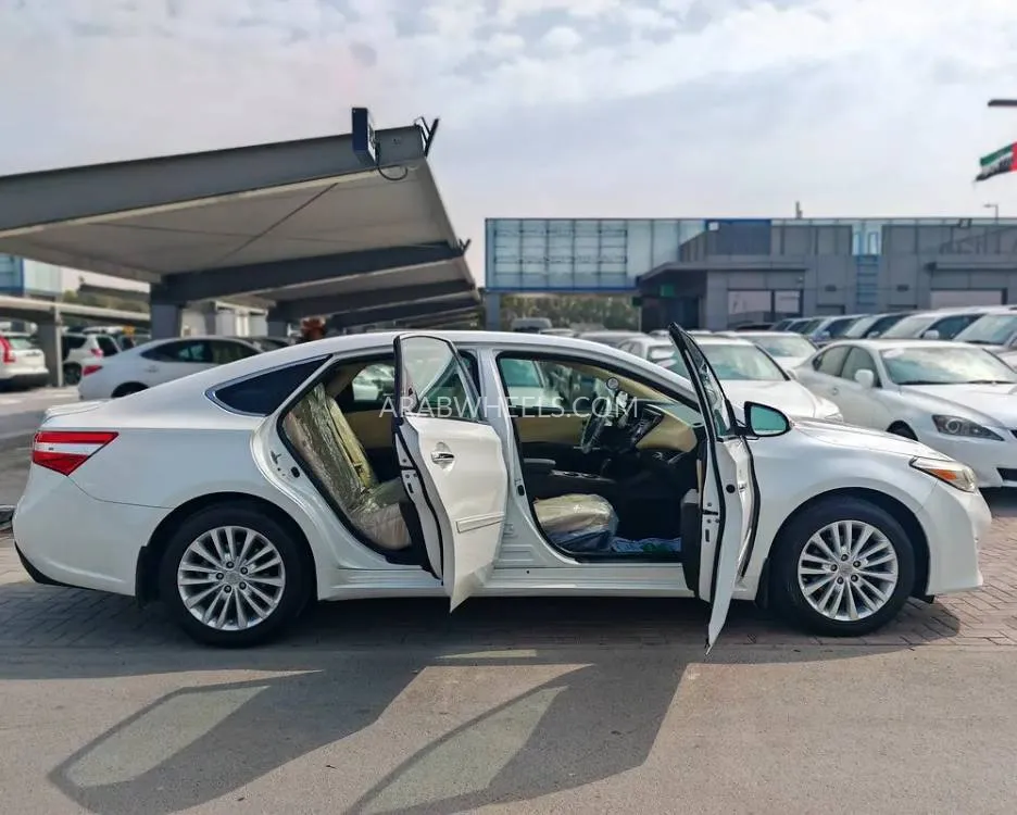 Toyota Avalon 2013 for Sale in Sharjah Image-3