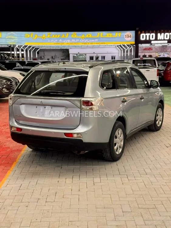 Mitsubishi Outlander 2013 for Sale in Ajman Image-9