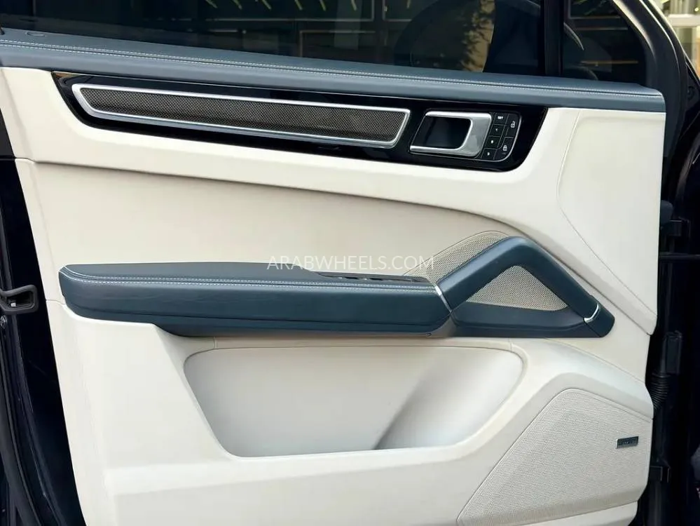 Porsche Cayenne 2023 for Sale in Dubai Image-10