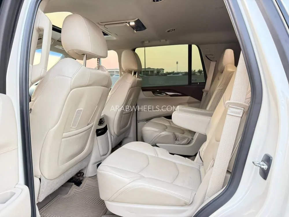 كاديلاك إسكاليد 2015 for Sale in الشارقة Image-18