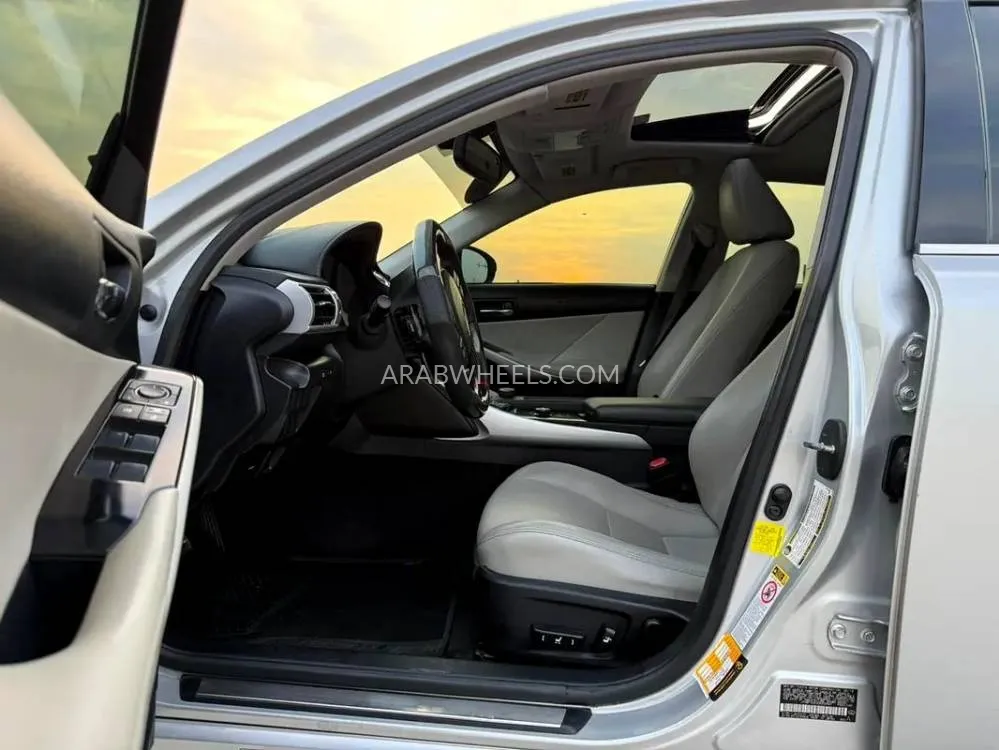 لكزس IS 2014 for Sale in الشارقة Image-6