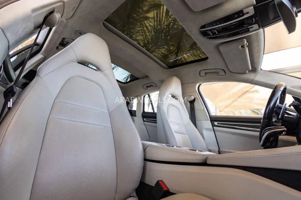 Porsche Panamera 2018 for Sale in Dubai Image-23