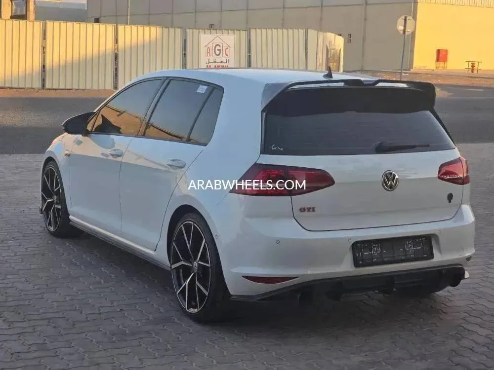  فولكس واجن جولف 2015 for Sale in أم القيوين Image-11