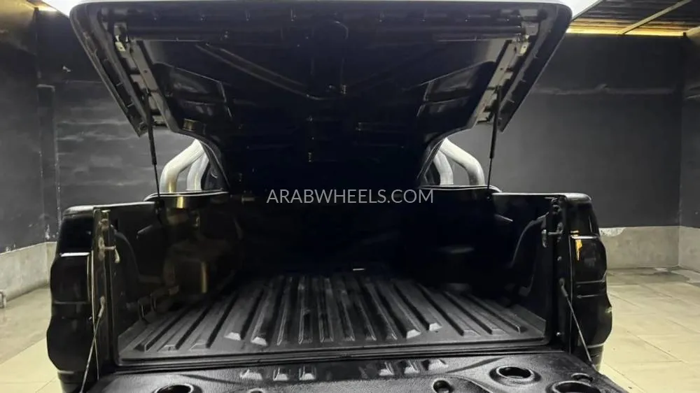 Toyota Hilux 2015 for Sale in Dubai Image-9