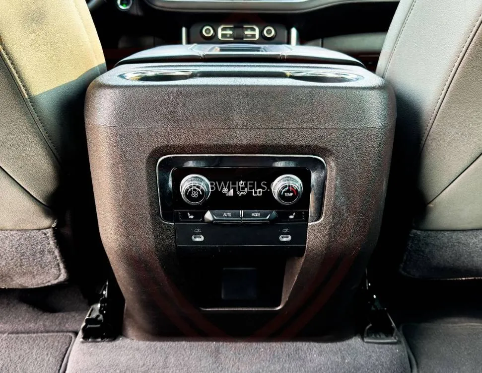 Chevrolet Suburban 2023 for Sale in Sharjah Image-11