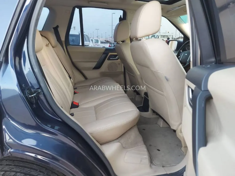 Land Rover LR2 2014 for Sale in Sharjah Image-9