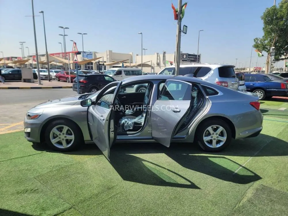 Chevrolet Malibu 2023 for Sale in Sharjah Image-9