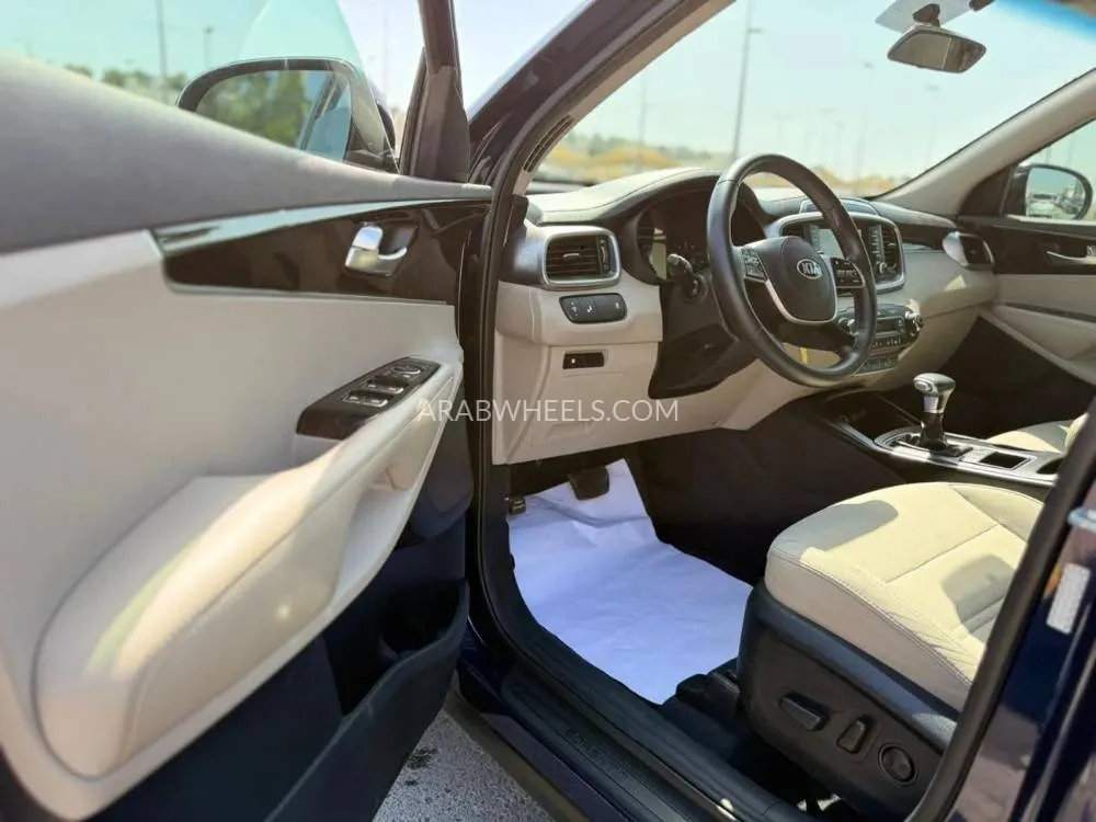 Kia Sorento 2020 for Sale in Sharjah Image-7