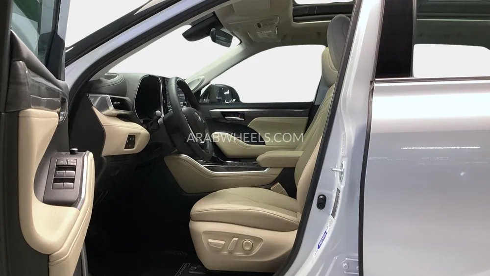Toyota Highlander 2024 for Sale in Sharjah Image-13
