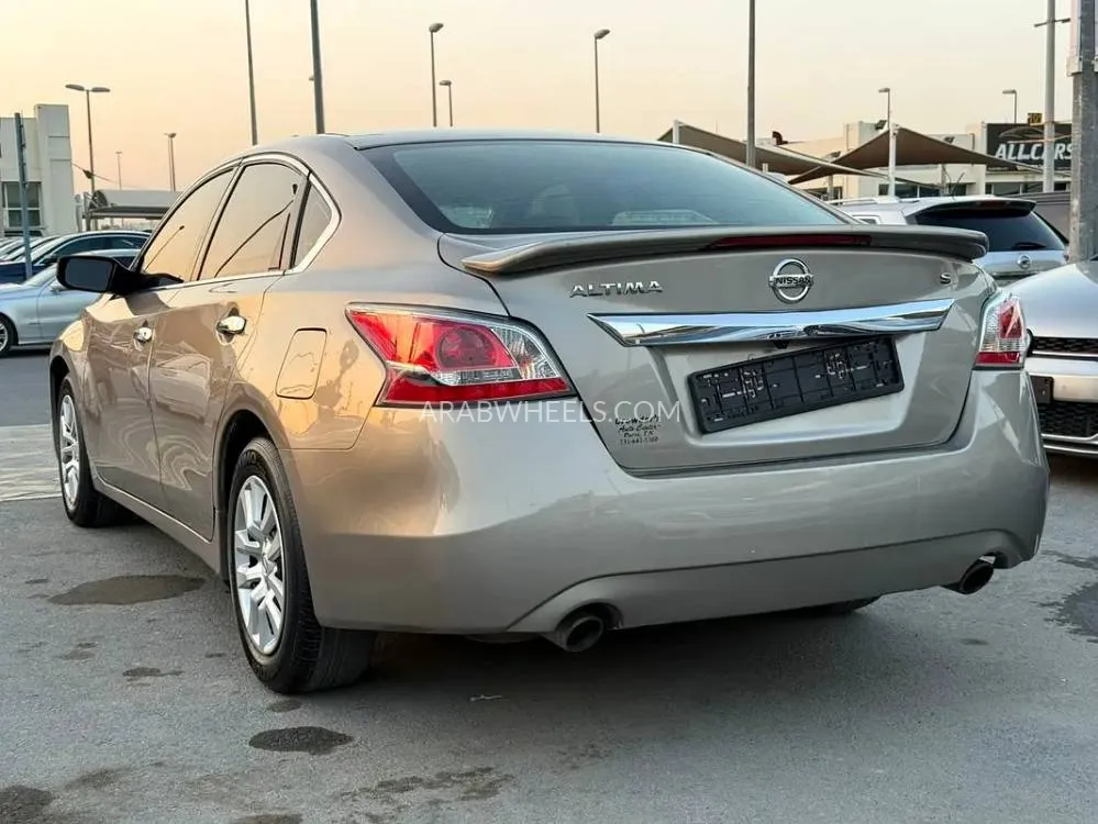 Nissan Altima 2015 for Sale in Dubai Image-15