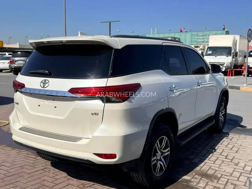 Toyota Fortuner 2017 for Sale in Sharjah Image-11
