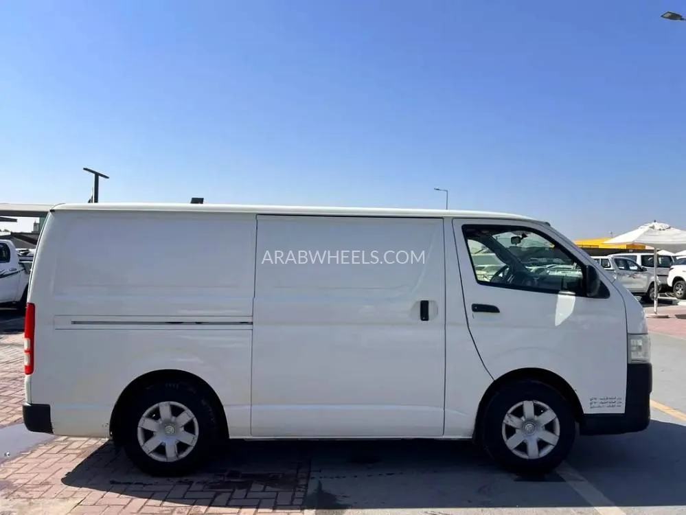 Toyota Hiace 2014 for Sale in Sharjah Image-4