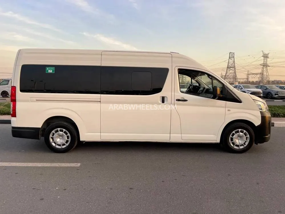Toyota Hiace 2022 for Sale in Dubai Image-8