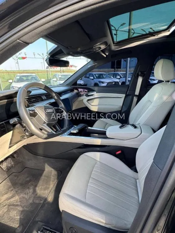 أودي Q8 e-tron 2020 for Sale in عجمان Image-7