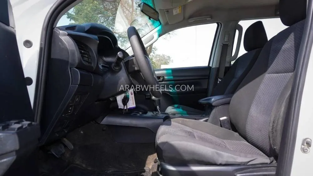 Toyota Hilux 2017 for Sale in Dubai Image-4