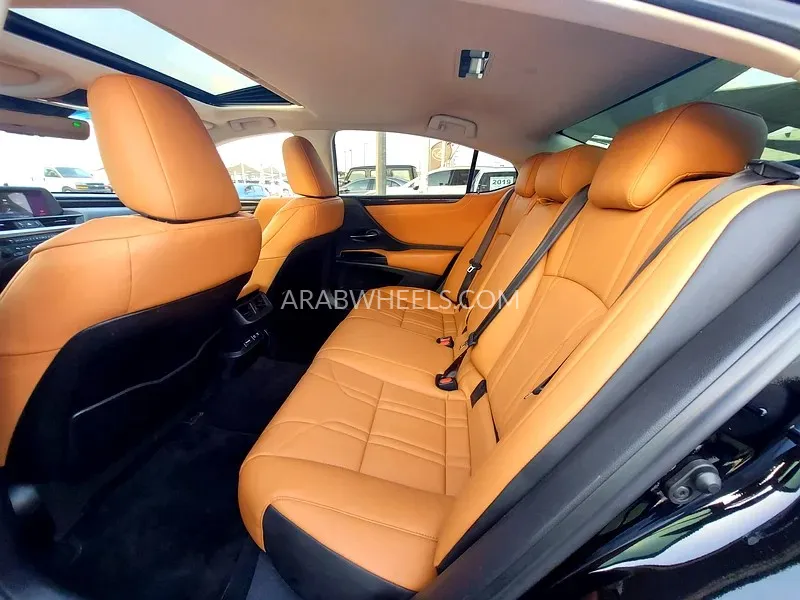 لكزس ES 2020 for Sale in الشارقة Image-5