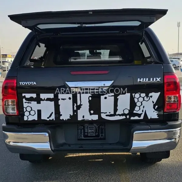 Toyota Hilux 2018 for Sale in Dubai Image-11