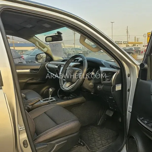 Toyota Hilux 2020 for Sale in Dubai Image-11