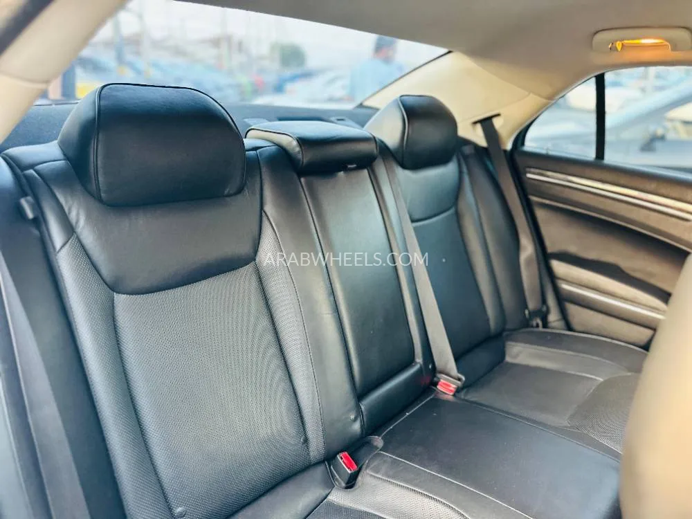 Chrysler 300 2018 for Sale in Sharjah Image-11