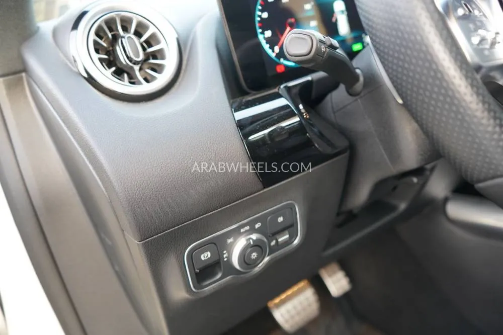 مرسيدس بنز GLA 2023 for Sale in عجمان Image-11