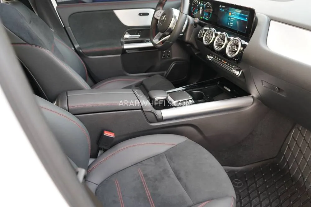 مرسيدس بنز GLA 2023 for Sale in عجمان Image-17