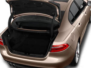 جاجوار XE الداخلية 