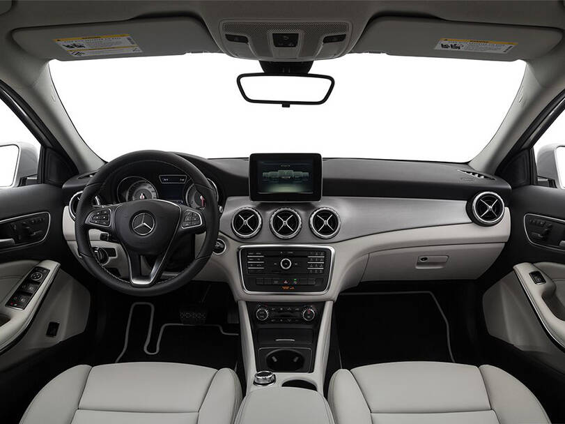 مرسيدس بنز GLA الجيل الأول (X156) الداخلية 