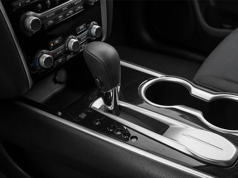 Nissan Pathfinder 4th (R52) Generation Interior 